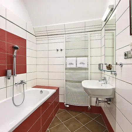 Отель Edward Kelly 3*