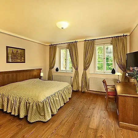 Hotel Edward Kelly Hotel