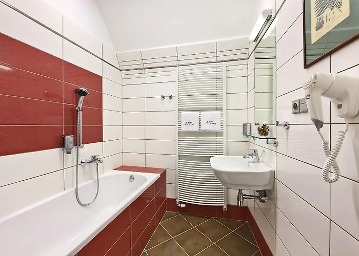 Отель Edward Kelly 3*